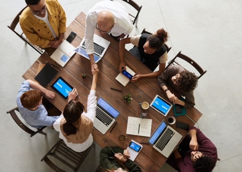 traits idéaux : travail d'équipe. Collaboration des employés sur le lieu de travail