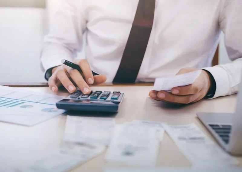 Emplois à temps partiel et à temps plein dans le secteur de la banque commerciale.