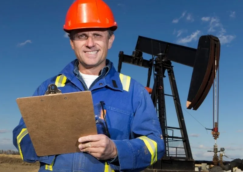 Diplôme, ingénieur, collège. Éducation canadienne dans le domaine du pétrole. École de services