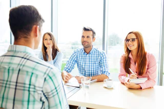 3 Recruteurs techniques mondiaux interviewant un candidat à un poste