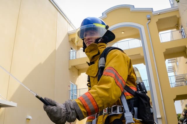 Feuerwehrmann auf einer Baustelle in Abu Dhabi, UAE