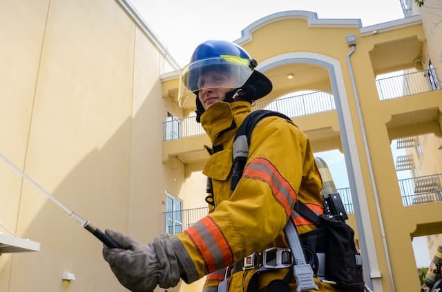 Bombero en una obra en Abu Dhabi, EAU