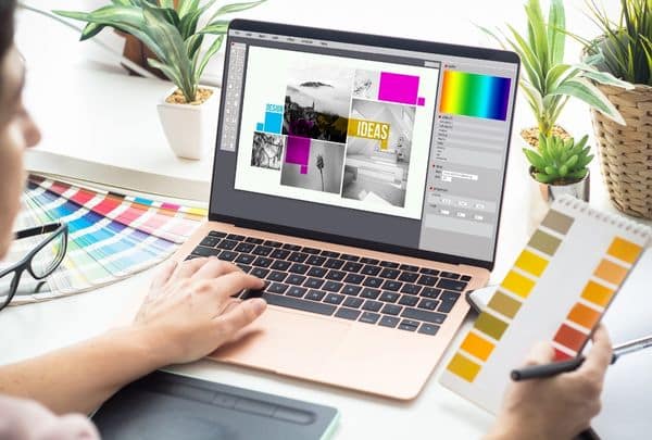 Designer artistique travaillant sur un ordinateur portable dans le cadre d'un projet de design