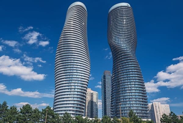 Torres de negocios en la ciudad de Mississauga, GTA