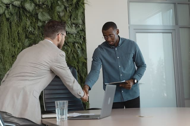 Rôle du recruteur : interviewer un candidat potentiel.