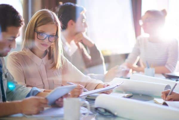 Spécialiste de l'acquisition de talents vs recruteur. L'AT travaille avec l'équipe sur la stratégie de recrutement.