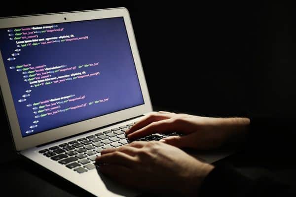 Un développeur de logiciels au Canada code sur son ordinateur portable