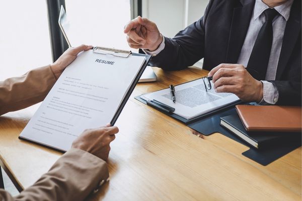 Los reclutadores de desarrolladores de software revisan el currículum del candidato