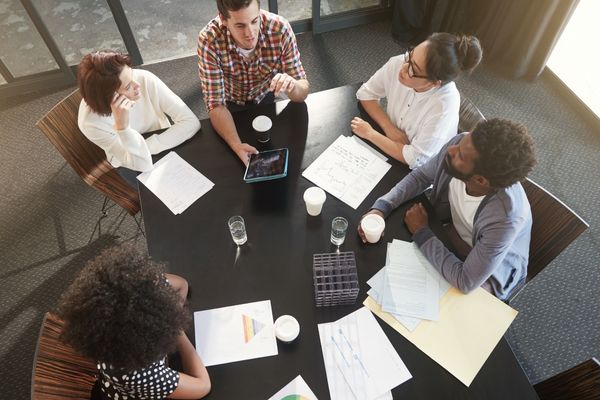 Teamsitzung zur Erörterung der 5 Schritte der Nachfolgeplanung