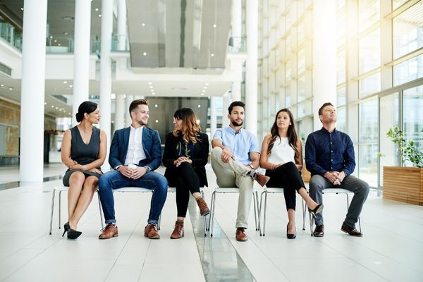 6 Bewerber, die in die engere Wahl gekommen sind und auf ein Gespräch mit einem Arbeitgeber warten