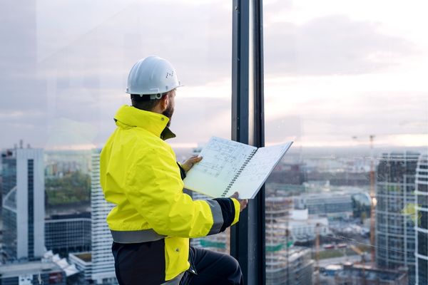 Directeur de l'ingénierie de la construction dans un immeuble de grande hauteur à Dubaï EAU