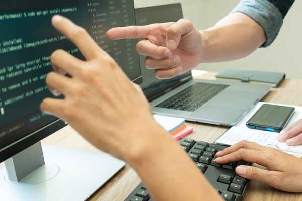 Ingénieur logiciel dans un environnement de bureau virtuel en nuage