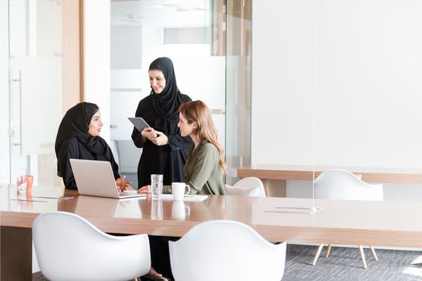Trois femmes au travail dans une entreprise du secteur privé à Abu Dhabi, EAU.