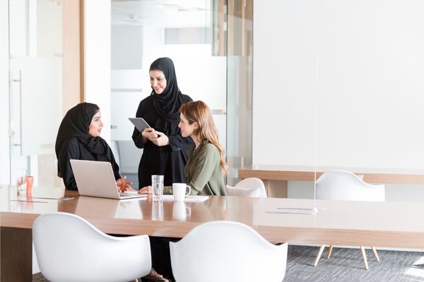 Tres mujeres trabajando en una empresa privada de Abu Dhabi, EAU.